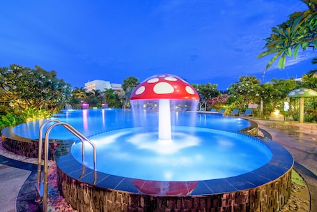 Una piscina al aire libre, sombrillas, sillones reclinables de piscina. Golden Beach Cha-Am Hotel