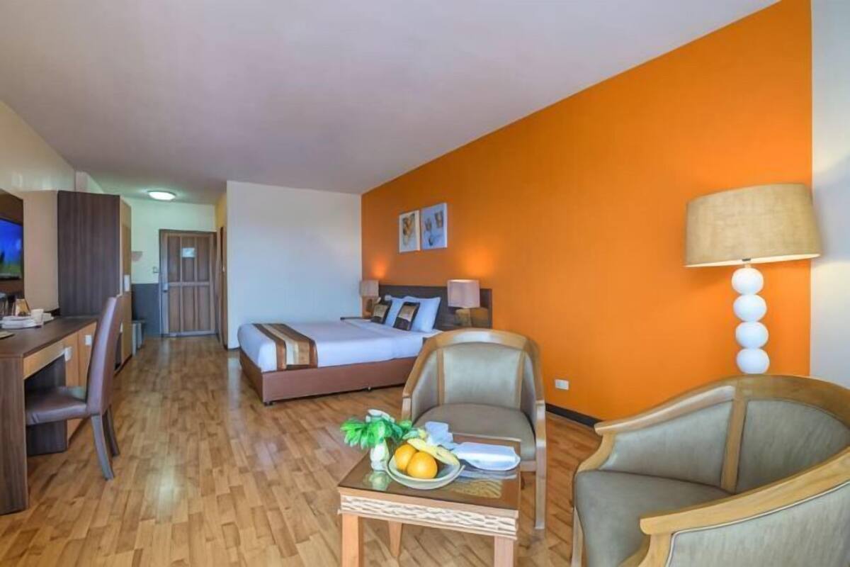 Een kluis op de kamer, een bureau, extra bedden (toeslag), gratis wifi