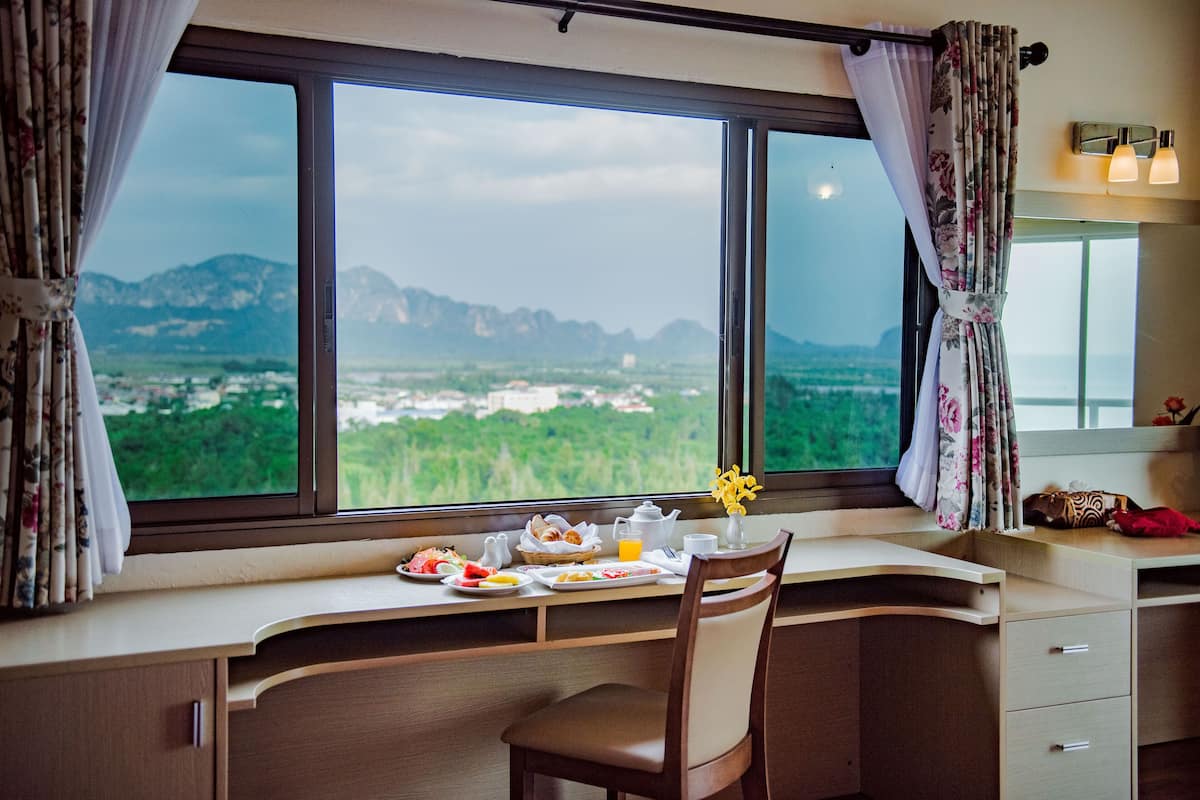Golden Premier Two View Suite | Värdeförvaringsskåp på rummet, skrivbord, extrasängar och gratis wi-fi