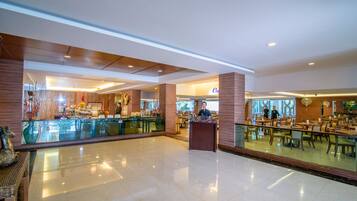 2 restaurants, serveren ontbijt, lunch, diner, internationale gerechten