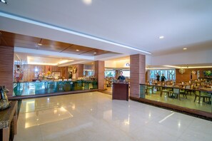 2 개의 레스토랑, 아침 식사, 점심 식사, 저녁 식사 제공(세계 요리)