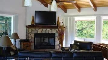 Bamboo Suite | 2 bedrooms, individually decorated, individually furnished, desk