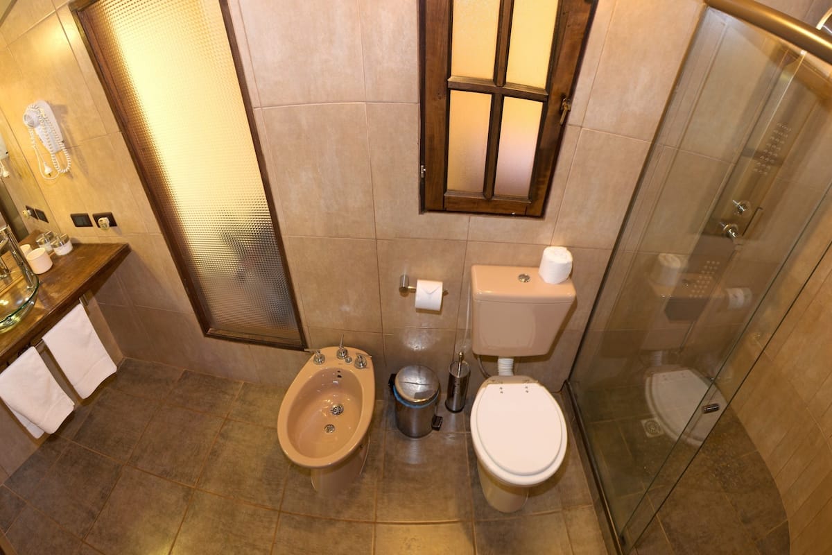 shower, rainfall showerhead, free toiletries, hair dryer