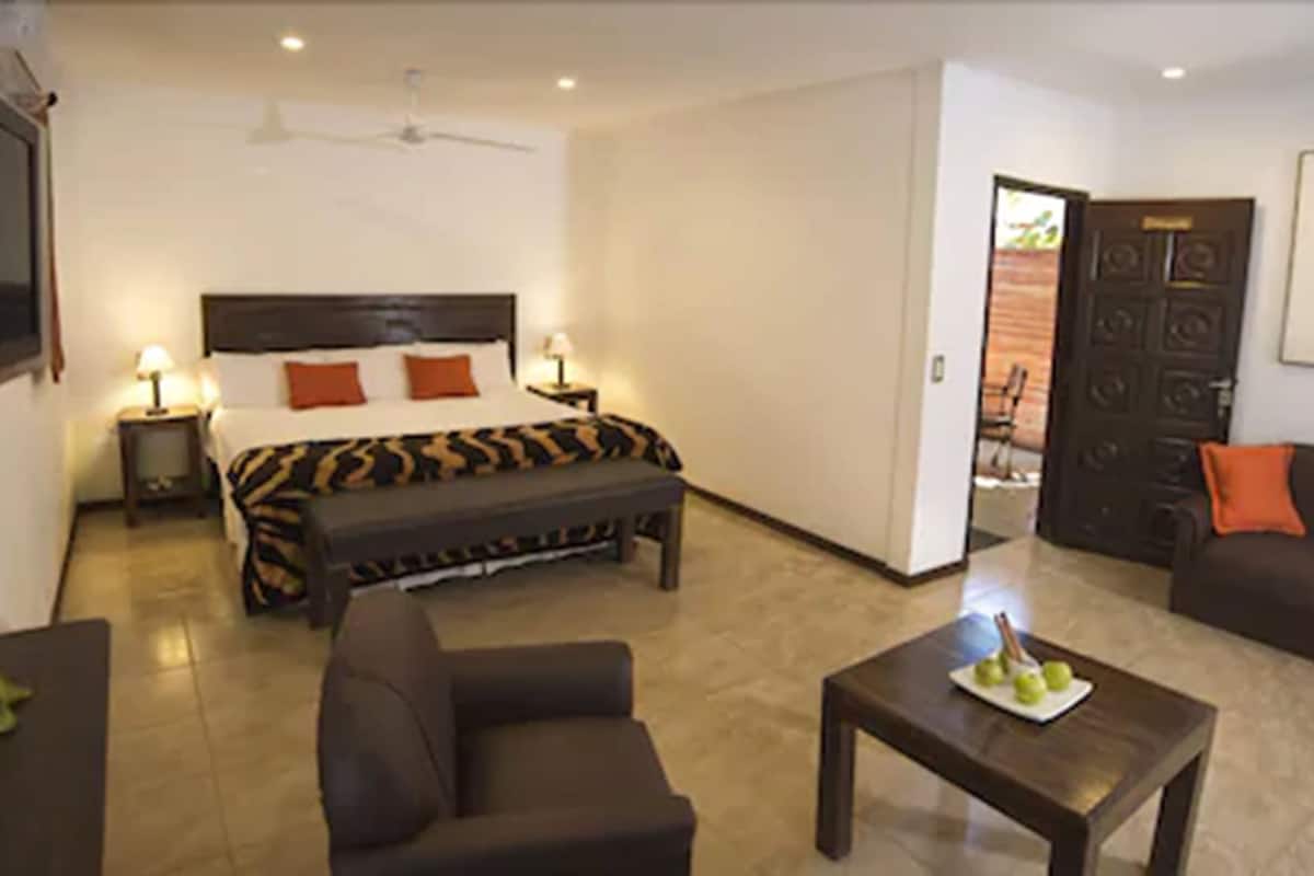 suite | minibar, in-room safe, blackout curtains, free wifi