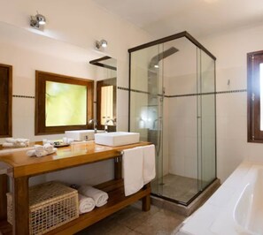 Suite | Kamar mandi | Shower, pancuran hujan, perlengkapan mandi gratis, dan pengering rambut