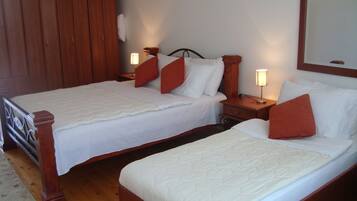 Habitación cuádruple, balcón, vista al mar | Caja de seguridad en la habitación, escritorio y insonorización