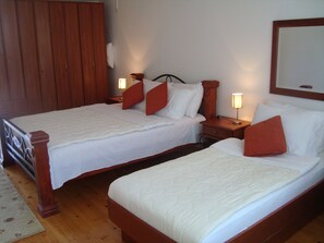 Quadruple Room, Balcony, Sea View | In-room safe, desk, soundproofing, iron/ironing board - Mediteran Ulcinj (Ulcinj)
