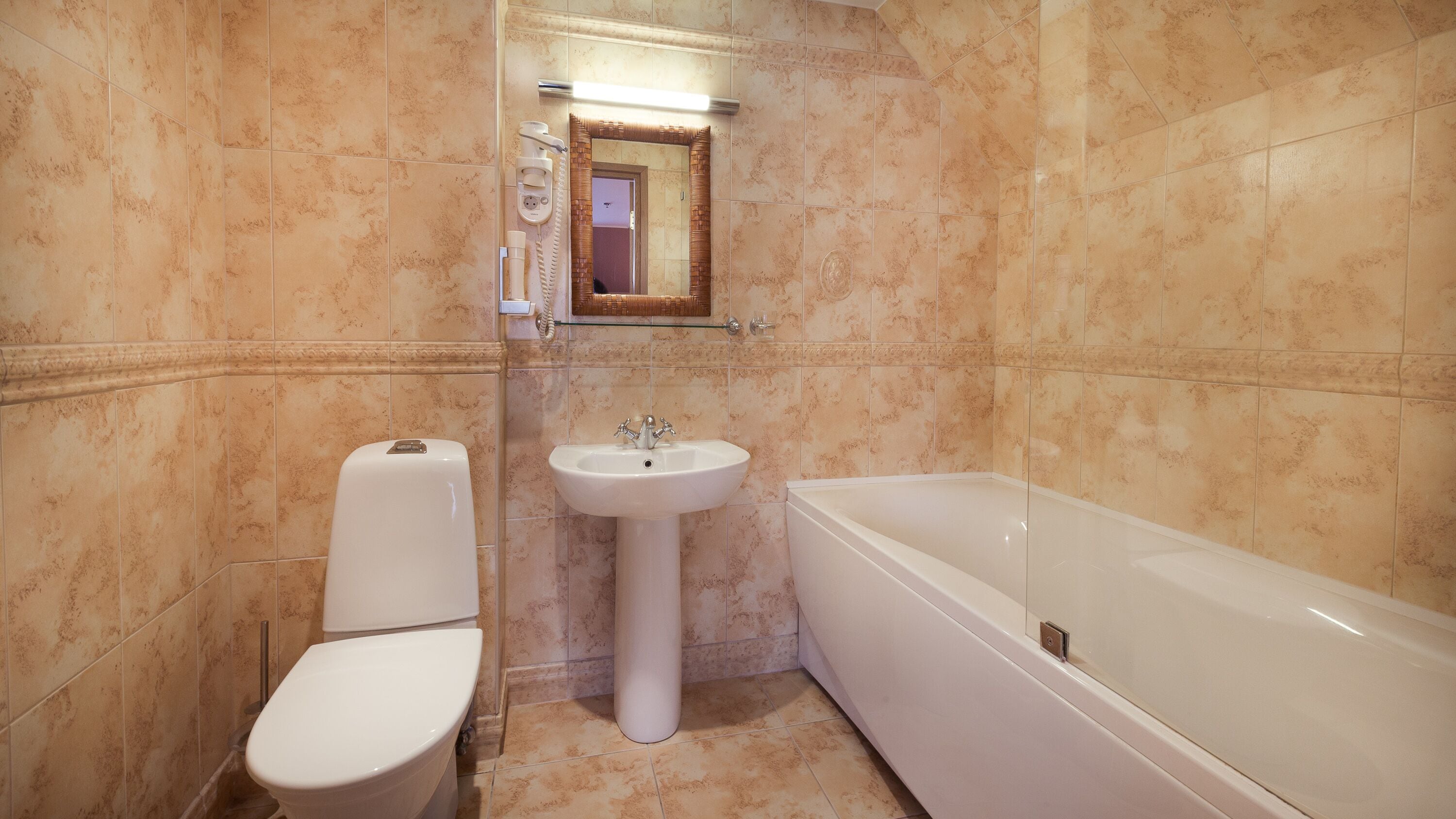 deluxe room, 1 double bed | bathroom | hair dryer, towels