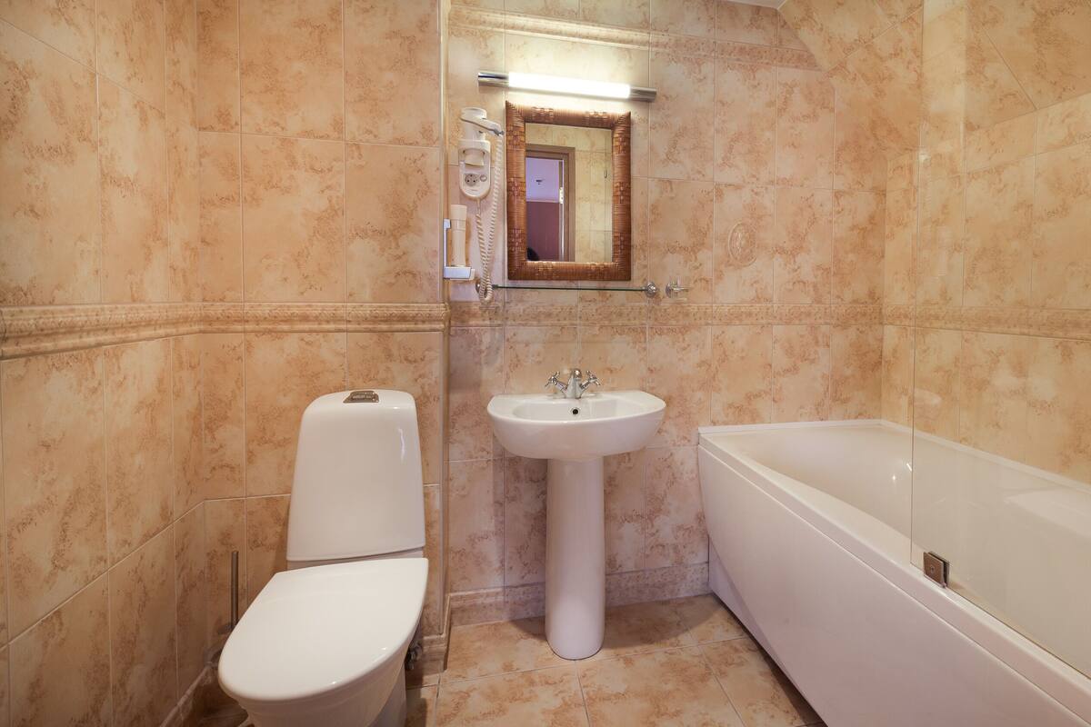 deluxe room, 1 double bed | bathroom | hair dryer, towels