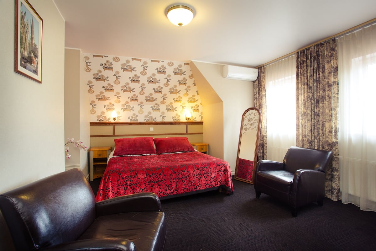 Deluxe Room, 1 Double Bed | Minibar, in-room safe, desk, soundproofing