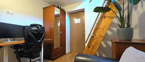 Habitación doble estándar | Minibar, caja de seguridad en la habitación y escritorio