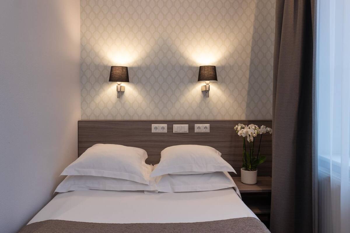 Small Double Room | Minibar, in-room safe, desk, soundproofing