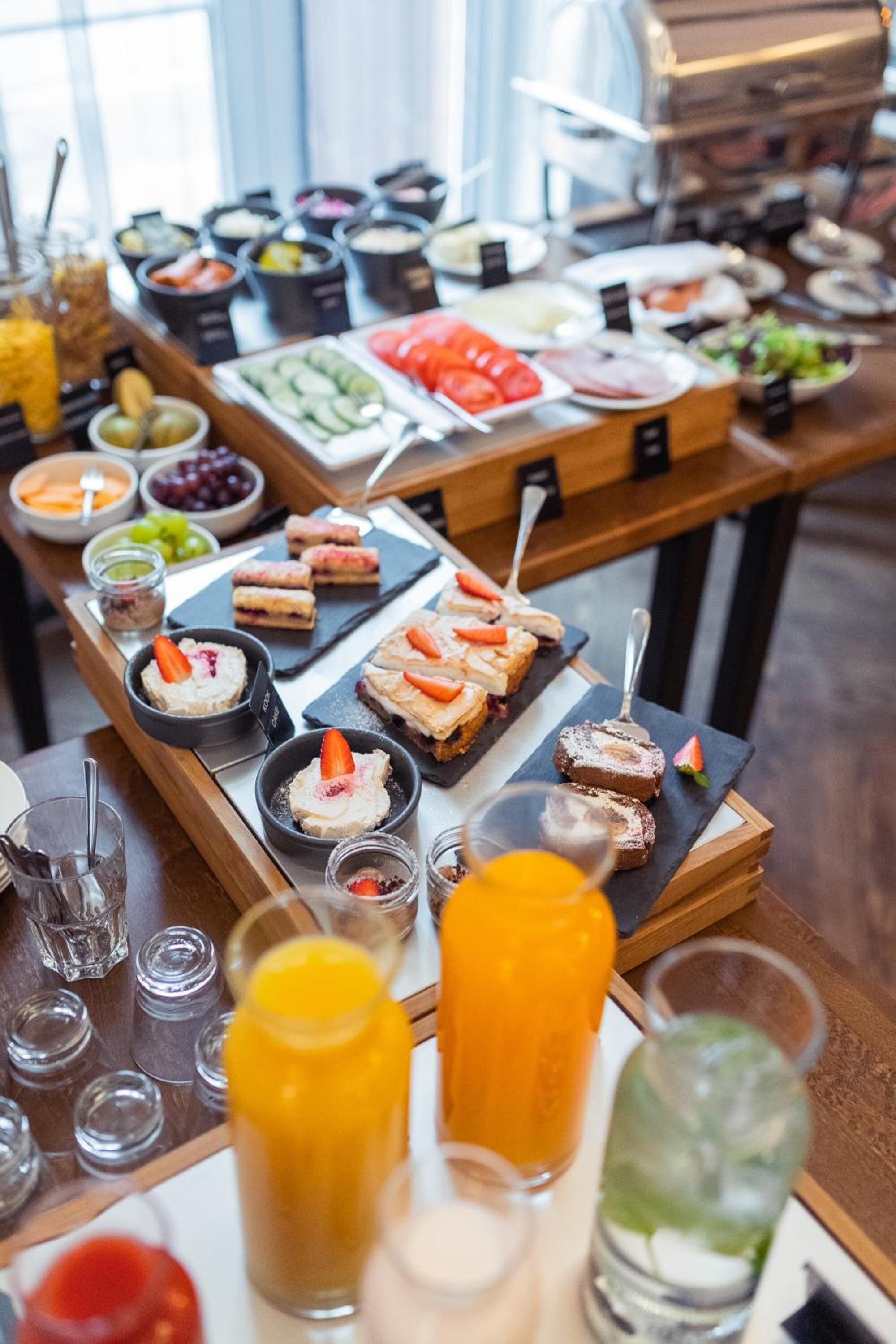 Un buffet proposant une variété de plats et de boissons.