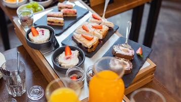 Un bufé con diferentes alimentos y bebidas.
