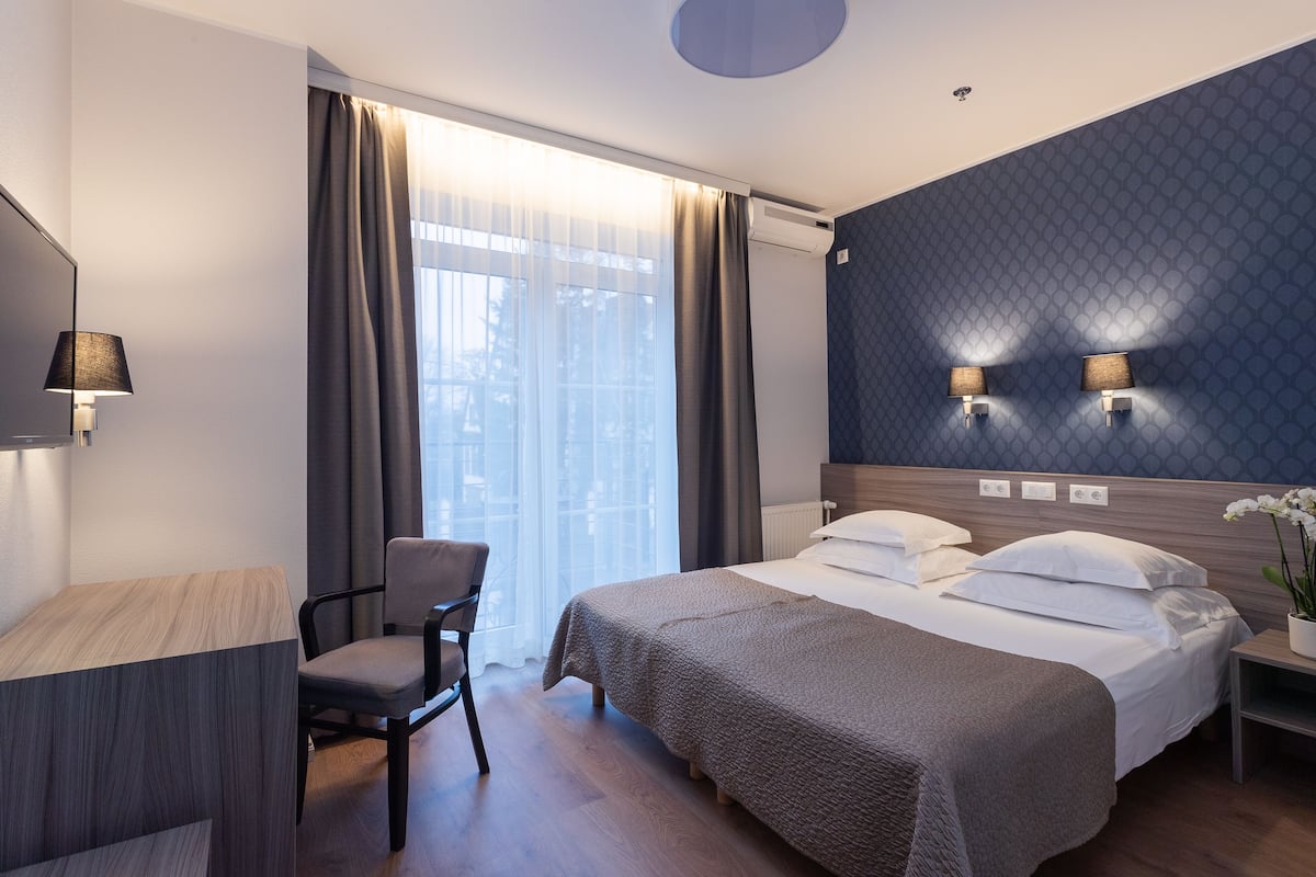 Double or Twin Room | Minibar, in-room safe, desk, soundproofing
