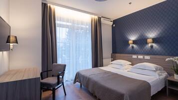 Camera con letto matrimoniale o 2 letti singoli | Minibar, una cassaforte in camera, una scrivania, insonorizzazione