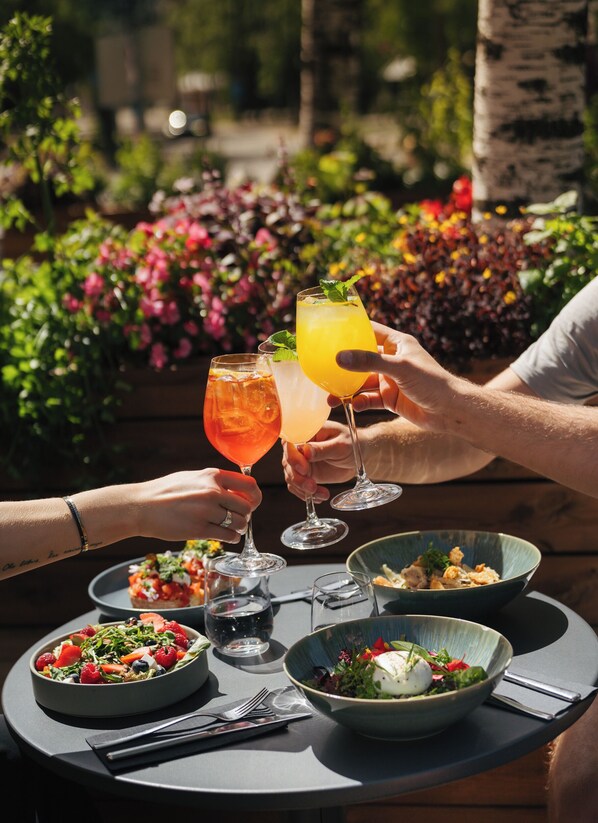 A table set with a salad, two drinks, and a bowl of food. - Villa Wesset (Parnu)