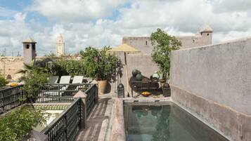 Utendørsbasseng, bassengparasoller og solsenger