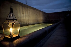 Piscina externa, funciona das 11h às 19h, guarda-sóis, espreguiçadeiras