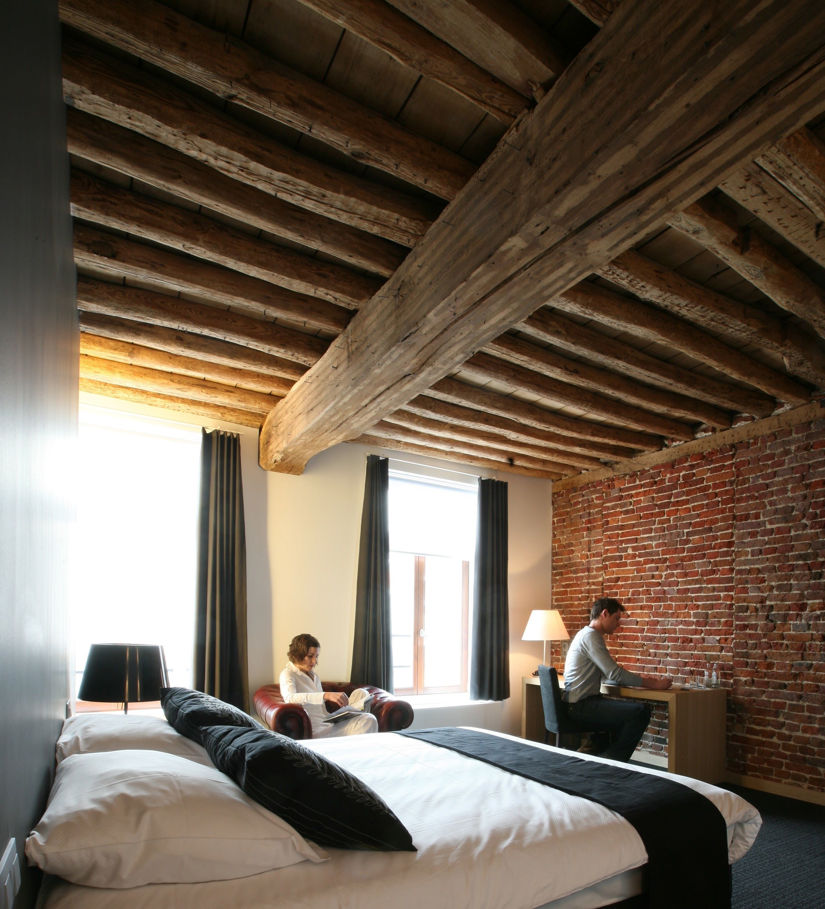 desk, free cots/infant beds, rollaway beds, free wifi