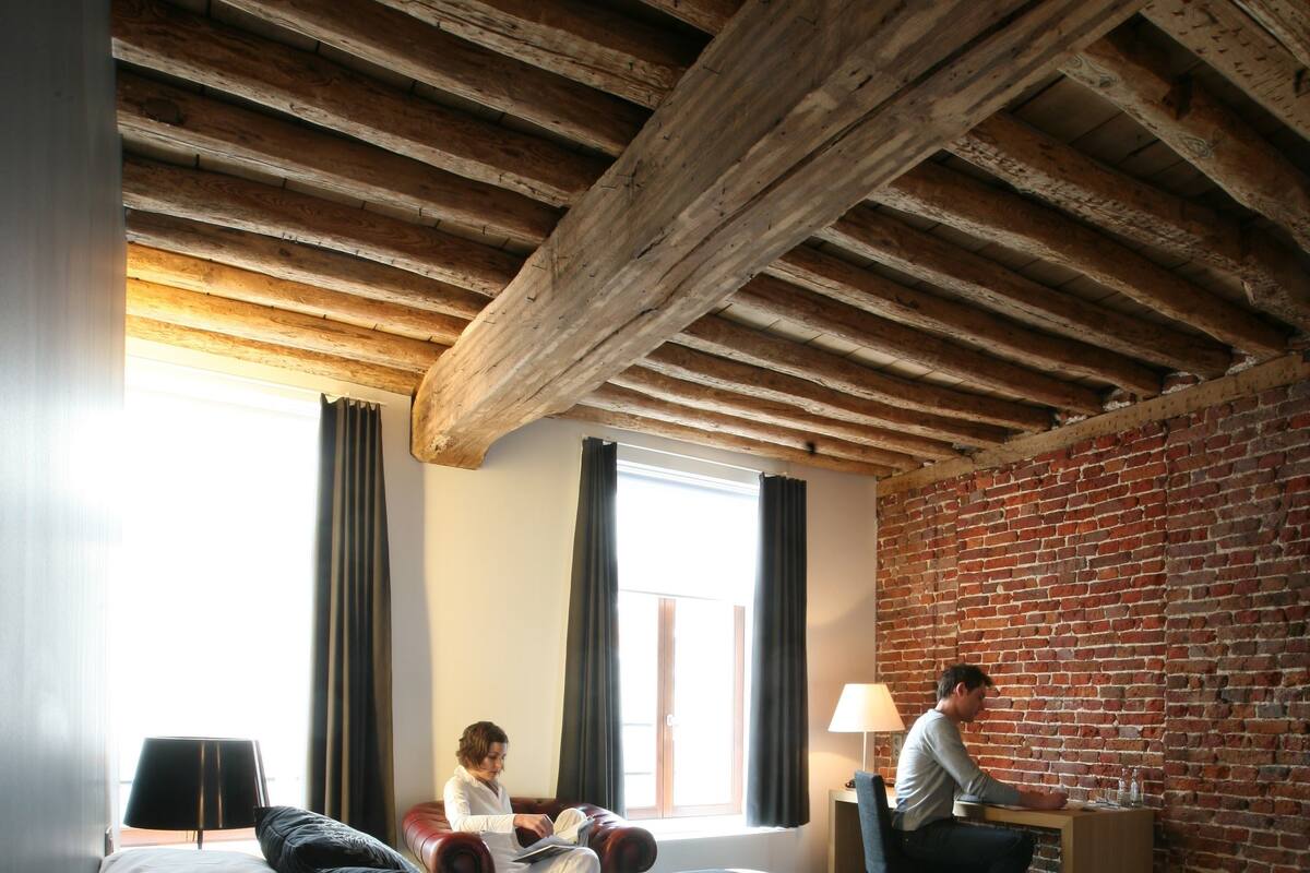 desk, free cots/infant beds, rollaway beds, free wifi