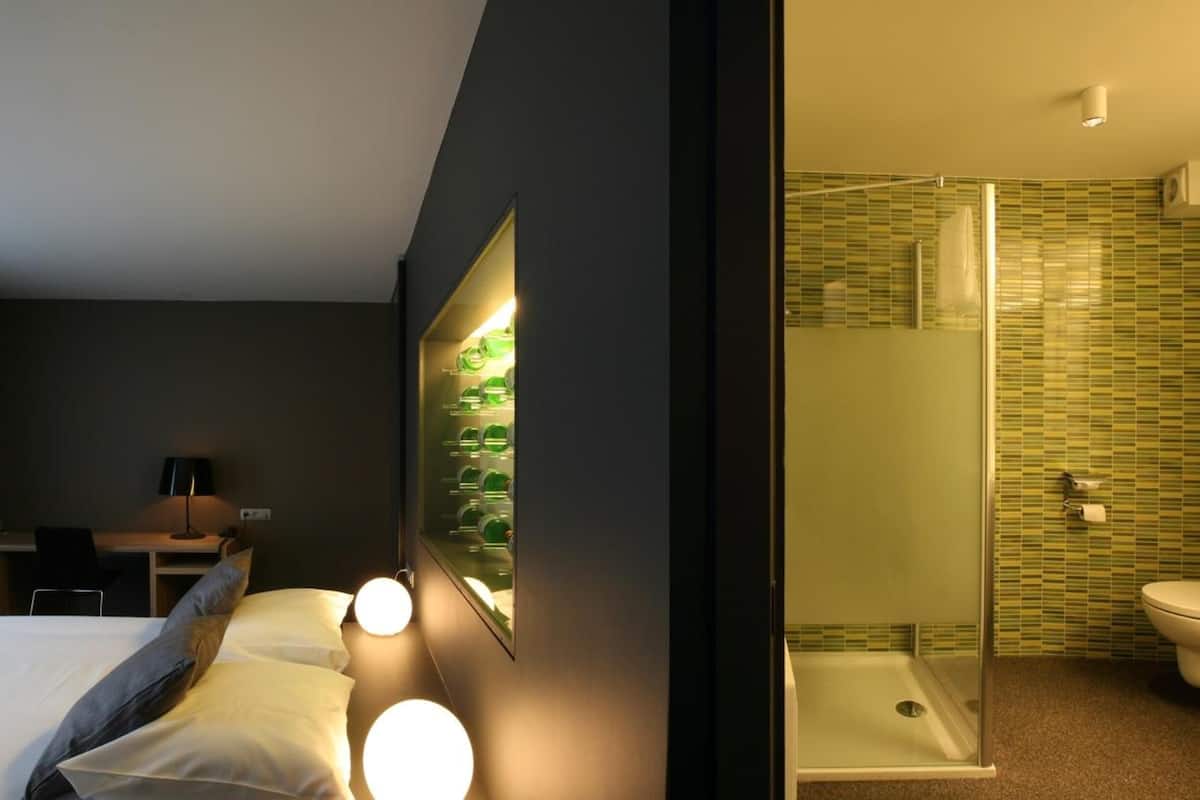 desk, free cots/infant beds, rollaway beds, free wifi