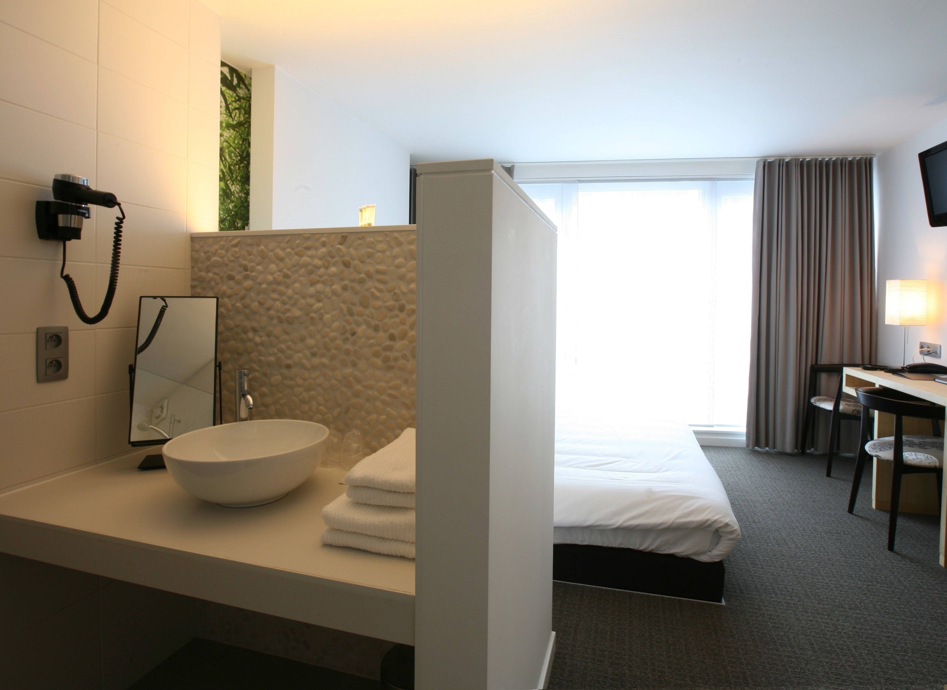 desk, free cots/infant beds, rollaway beds, free wifi