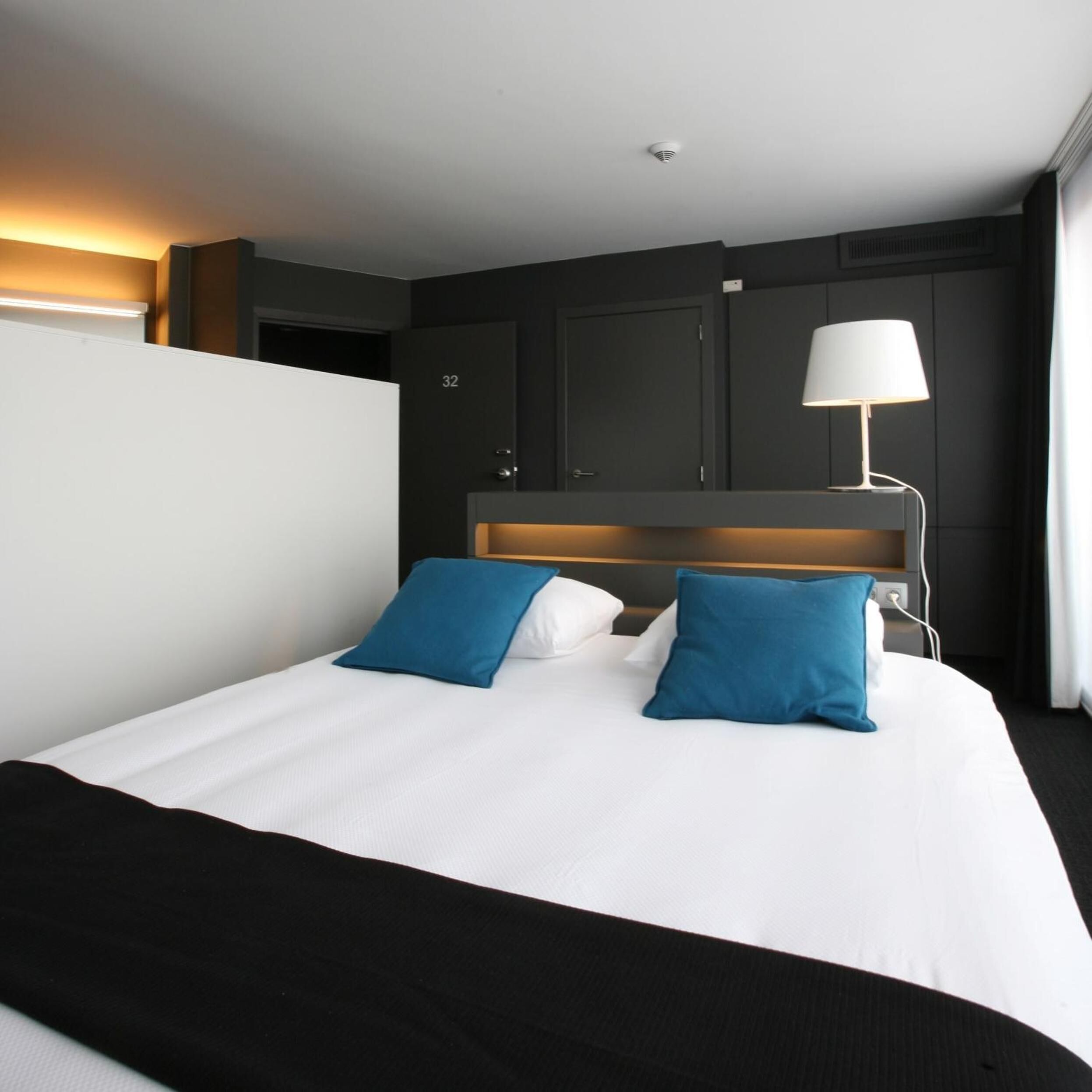 desk, free cots/infant beds, rollaway beds, free wifi