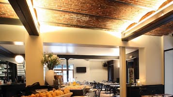 Café da manhã com pratos da culinária local grátis todos os dias