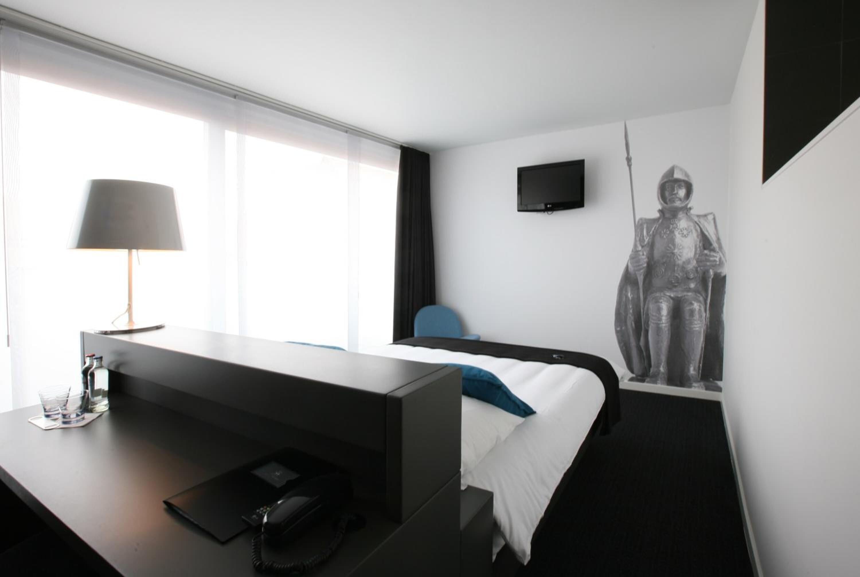 desk, free cots/infant beds, rollaway beds, free wifi