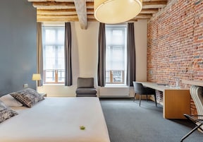 Escritorio, cunas gratuitas y wifi gratis