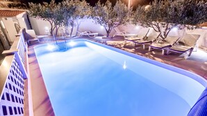 Seasonal outdoor pool, pool umbrellas, sun loungers - Bol apartments Gospojica (Bol)