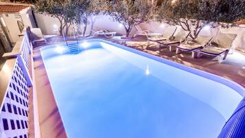 Seasonal outdoor pool, pool umbrellas, sun loungers