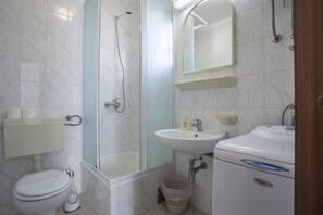 Apartment, 1 Bedroom, Sea View (A4) | Bathroom | Shower, hair dryer, towels - Bol apartments Gospojica (Bol)