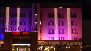 A hotel with a 'DORO CITY' sign, multiple floors, and a restaurant at the ground level. - Hotel Doro City (Tirana)