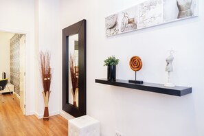 Appartement, 1 slaapkamer, op benedenverdieping (Carrer de Bilbao 11) | Woonruimte | Een 32-inch flatscreentelevisie met satellietzenders en televisie