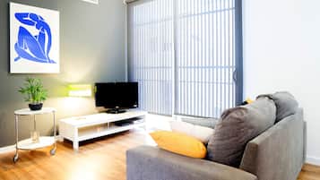 Apartamento, 2 habitaciones, terraza (Carrer de Bilbao 11) | Sala de estar | Televisión de pantalla plana de 32 pulgadas con canales por satélite