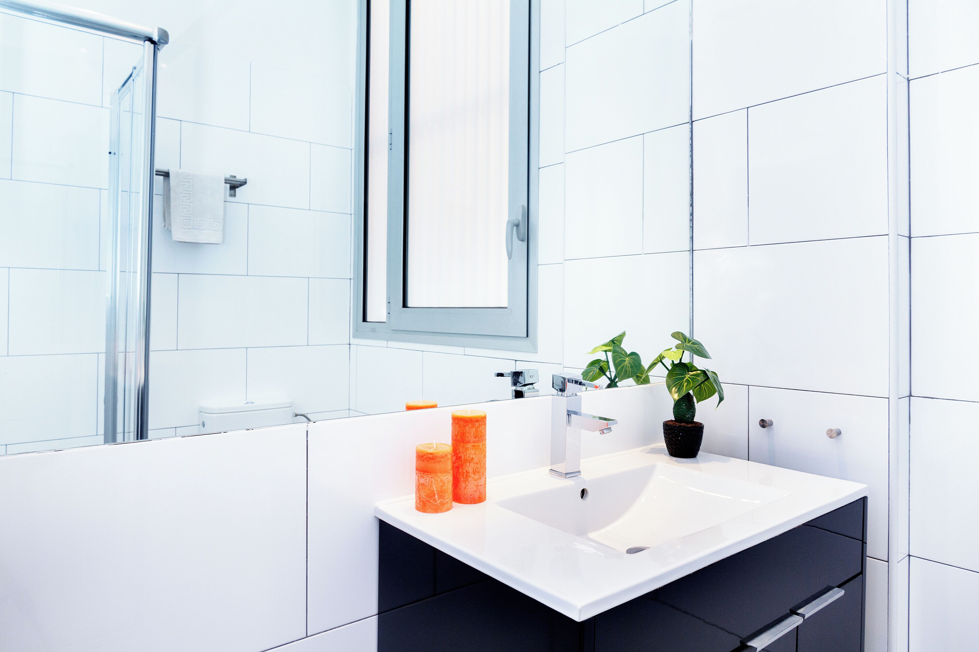 Apartment, 2 Bedrooms, Ground Floor (Carrer de Bilbao 11) | Bathroom | Shower, hair dryer, towels