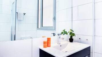 Apartment, 2 Bedrooms, Ground Floor (Carrer de Bilbao 11) | Bathroom | Shower, hair dryer, towels