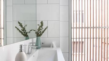 Apartment, 2 Bedrooms, Terrace (Carrer de Bilbao 11) | Bathroom | Shower, hair dryer, towels