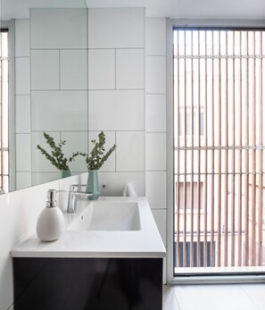 Apartment, 2 Bedrooms, Terrace (Carrer de Bilbao 11) | Bathroom | Shower, hair dryer, towels - Feelathome Poblenou Beach Apartments (Barcelona)