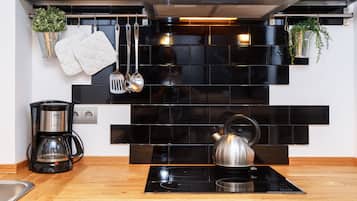 Departamento, 2 habitaciones (Annex Building C. Galceran Marquet 8) | Cocineta privada | Refrigerador con congelador, microondas, horno y parrilla de estufa
