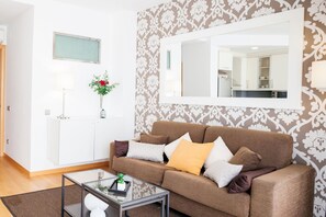 32-inch flat-screen TV with satellite channels, TV, DVD player - Feelathome Poblenou Beach Apartments (Barcelona)