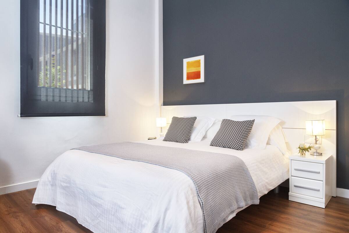 Appartement, 2 slaapkamers, op benedenverdieping (Carrer de Bilbao 11) | 2 slaapkamers, een kluis op de kamer, een strijkplank/strijkijzer