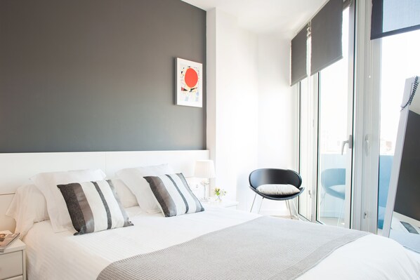 Een kluis op de kamer, een strijkplank/strijkijzer, gratis wifi