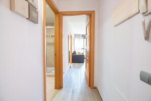 Apartamento, 2 habitaciones (Annex building C. Galceran Marquet, 8) | Zona de estar | Televisión de pantalla plana de 32 pulgadas con canales por satélite