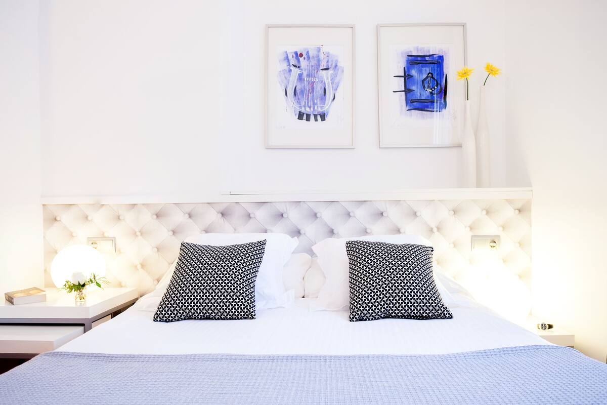 In-room safe, iron/ironing board, WiFi (free), bed sheets