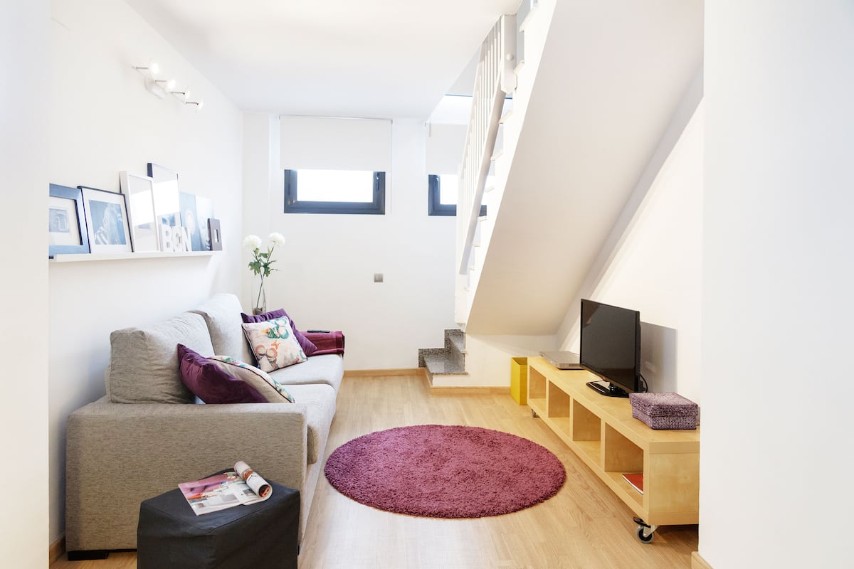 Appartement, 2 slaapkamers (Annex Building C. Galceran Marquet 8) | Woonruimte | Een 32-inch flatscreentelevisie met satellietzenders en een televisie
