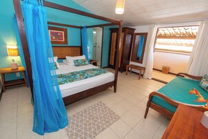 Minibar, caja fuerte, cortinas opacas y camas supletorias