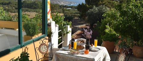 Una mesa al aire libre con vistas a un paisaje montañoso.